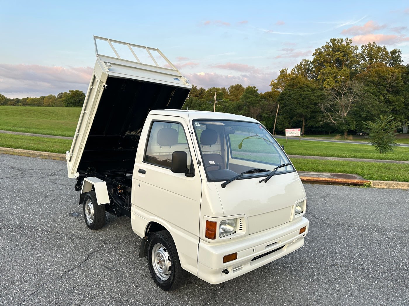 tokyo-lot-827-01-936c6dd795-optimized.jpg 1991 DAIHATSU HIJET CLIMBER DUMP 4WD - DIFF LOCK - 2 SPEED TRANSFER-CASE - LOT#827 - Image 1